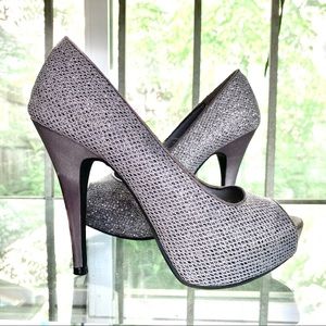 CHINESE LAUNDRY “Hey There” Silver Sparkle Platform Pump